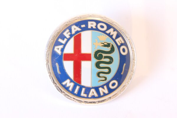 Emblem Zierstück "Alfa Romeo Milano" vorne 55mm Kunststoff 105/115 NEU